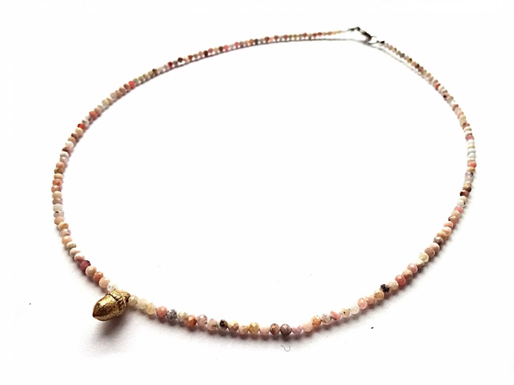 Andų opalo vėrinukas su rožiniu auksu dengtu žalvariniu konkorėžiu