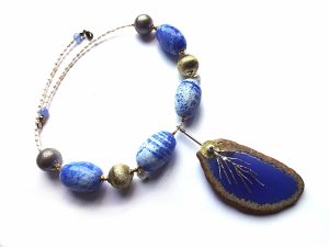 Agatų ir gėlavandenių perlų vėrinys su natūralaus ir sidabruoto žalvario detalėmis