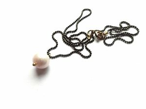 Gėlavandenis perlas ant oksiduotos iš šlifuotos žalvarinės grandinėlės