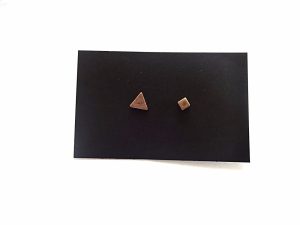 Žalvario geometriniai auskarai trikampis ir kubas su medicininio plieno kojele