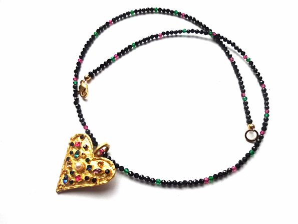 Špinelio vėrinukas su rubinais ir smaragdais ir auksuota širdele su įvairiaspalviais cirkoniais
