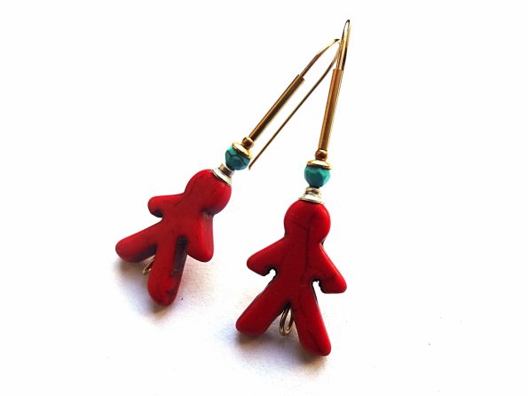 Auskarai žmogeliukai iš raudono houlito su turkio spalvos houlito akmenuku ir žalvariniu kabliuku
