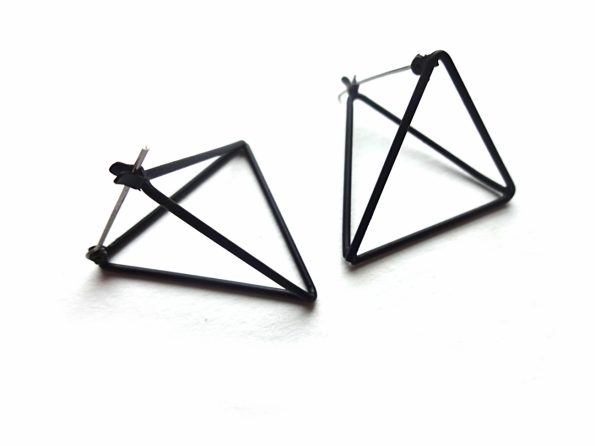 Geometriniai minimalistiniai auskarai juodi trikampiai