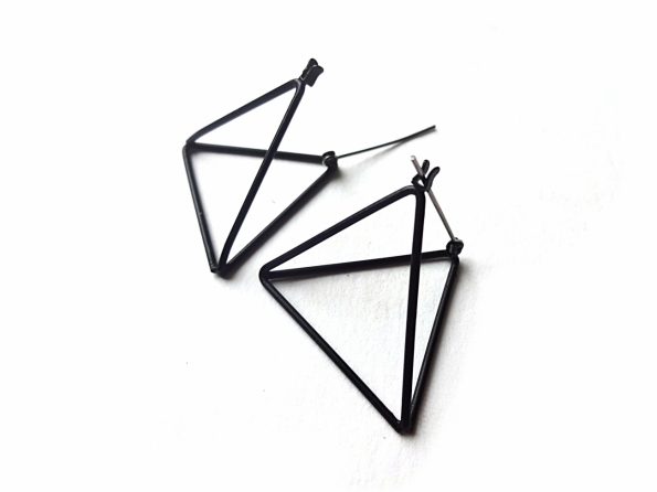 Geometriniai minimalistiniai auskarai juodi trikampiai