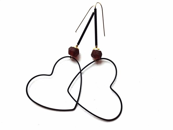 Minimalistiniai auskarai "Širdys" iš oksiduoto žalvario su rankų darbo stiklo karoliu