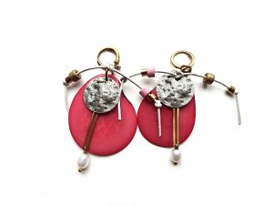 Rožinio tagua riešuto auskarai su keramika, gėlavandeniais perlais, natūralia oda ir sidabruotu žalvariu