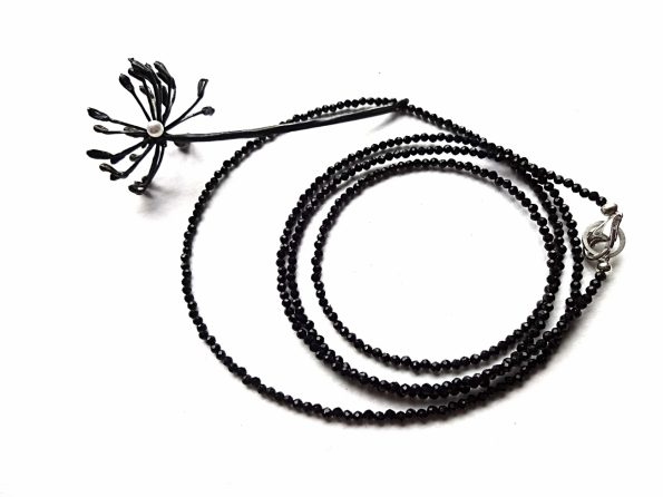 Smulkaus briaunuoto špinelio vėrinys su juodintu sidabru dengta krapo šakele su gėlavandeniu perlu
