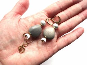 Auskarai iš Cabalonga augalo sėklų, su sidabruotais mėnuliais, pilkais gėlavandeniais perlais ir žalvario grandinėlėmis