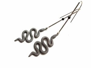 Auskarai gyvatės iš sidabruoto žalvario su špinelio akmenukais