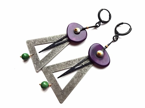 Masyvūs sidabruotų trikampių ir violetinio tagua riešuto auskarai su žaliu jaspiu
