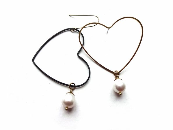 Asimetrinė širdys su gėlavandeniais perlais