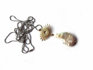 Didelio gėlavandenio perlo pakabukas ant sidabruotos grandinėlės su žalvarine detale