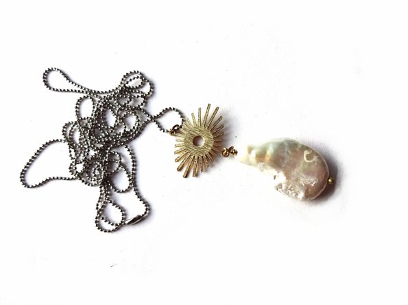 Didelio gėlavandenio perlo pakabukas ant sidabruotos grandinėlės su žalvarine detale