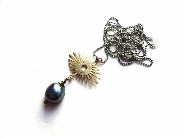 Mėlyno gėlavandenio perlo pakabutis ant sidabruotos grandinėlės su žalvarine detale