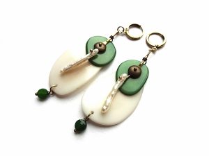 Žalios ir natūralios spalvos tagua riešuto auskarai su biwa perlo lazdelėmis ir žadeito akmenukais