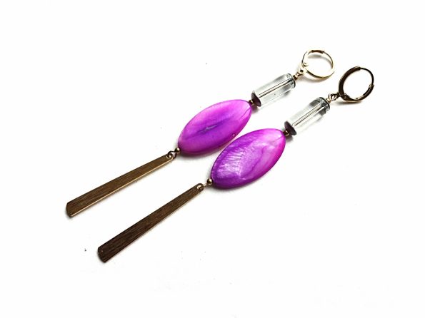 MIELA ryškios violetinės spalvos perlamutro ir stiklo auskarai su žalvario detalėmis