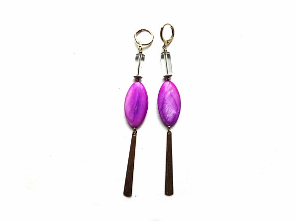 MIELA ryškios violetinės spalvos perlamutro ir stiklo auskarai su žalvario detalėmis