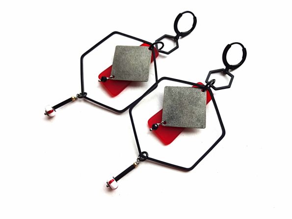 MIELA geometriniai juodo metalo auskarai su raudono akrilo stačiakampiais, stiklu ir špineliu