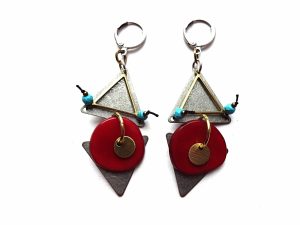 MIELA geometriniai dviejų sidabruotų trikampių auskarai su raudonu tagua riešutu ir houlitu