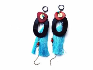 MIELA ekstravagantiški auskarai su turkio spalvos kutais, juodu akrilo ovalu, raudonu tagua riešutu ir grandinėlėmis