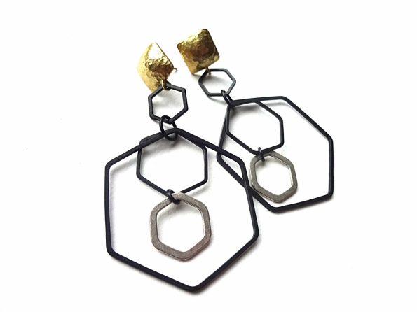 MIELA Geometriniai šešiakampiai auskarai iš oksiduoto, sidabruoto ir natūralaus žalvario