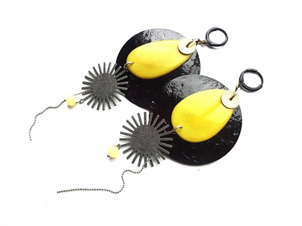 MIELA masyvūs, bet lengvi juodo perlamutro blyno auskarai su geltonu tagua riešutu ir sidabruotomis saulėmis