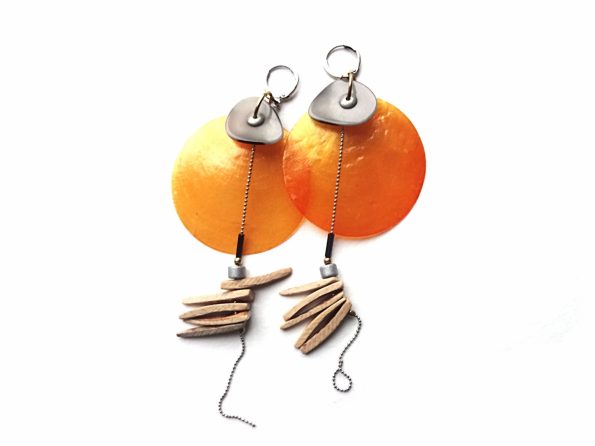 MIELA oranžinio perlamutro auskarai blynai su pilku tagua riešutu ir grandinėlėmis su kokoso spygliukais