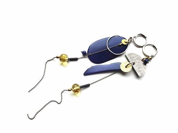 MIELA asimetriški mėlyno tagua riešuto auskarai su gintaru ir grandinėlėmis