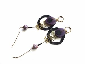 MIELA violetinio tagua riešuto ir juodų lanų auskarai su ametistu, grandinėlėmis ir žalvarine šakele
