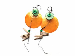 MIELA masyvūs, bet labai lengvi oranžinio perlamutro auskarai blynai su žaliu tagua riešutu ir kokoso spygliukais ant grandinėlių