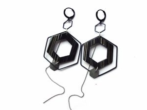 MIELA geometriniai juodo metalo auskarai su dryžuota šešiakampe akrilo detale ir grandinėlėmis