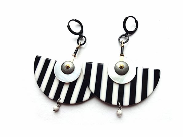 MIELA masyvūs juodai baltai dryžuoto akrilo auskarai "Gyvenimas - tai zebras" su perlamutru ir houlitu