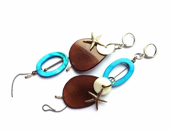 MIELA asimetriški auskarai "Jūros lobiai" iš rudo tagua riešuto, perlamutro, gėlavandenių perlų ir žalvarinių jūros žvaigždžių