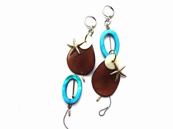 MIELA asimetriški auskarai "Jūros lobiai" iš rudo tagua riešuto, perlamutro, gėlavandenių perlų ir žalvarinių jūros žvaigždžių