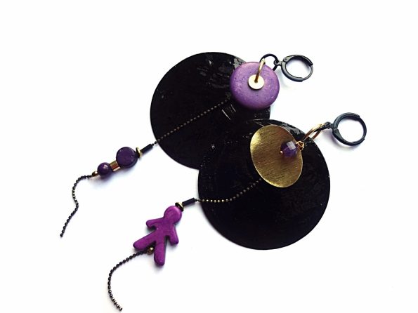 MIELA masyvūs , bet lengvi juodo perlamutro blyno asimetriški auskarai su grandinėlėmis ir violetiniu žmogeliuku