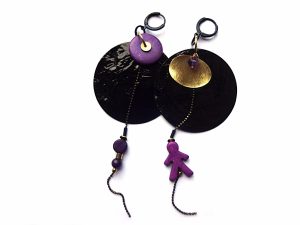 MIELA masyvūs , bet lengvi juodo perlamutro blyno asimetriški auskarai su grandinėlėmis ir violetiniu žmogeliuku