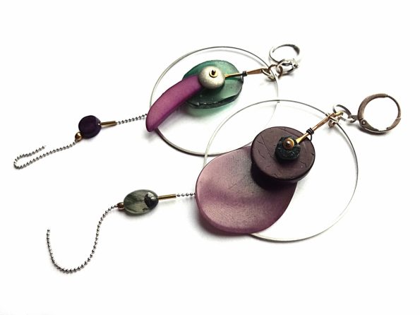 MIELA asimetriški auskarai lankai su grandinėlėmis, violetiniu tagua riešutu, žaliuoju kvarcu ir jūros stiklu