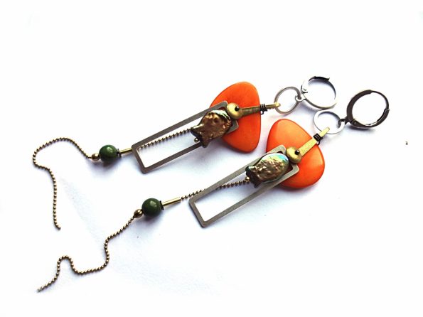 MIELA auskarai su oranžiniu tagua riešutu ir gėlavandenio perlo žuvytėmis su grandinėlėmis