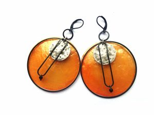 MIELA auskarai iš oranžinio perlamutro blyno su geometrinėmis detalėmis ir špinelio akmenuku