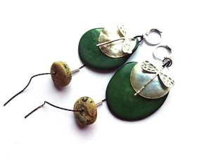 MIELA auskarai iš žalio tagua riešuto su perlamutru, sidabruotais laumžirgiais ir natūraliu gintaru